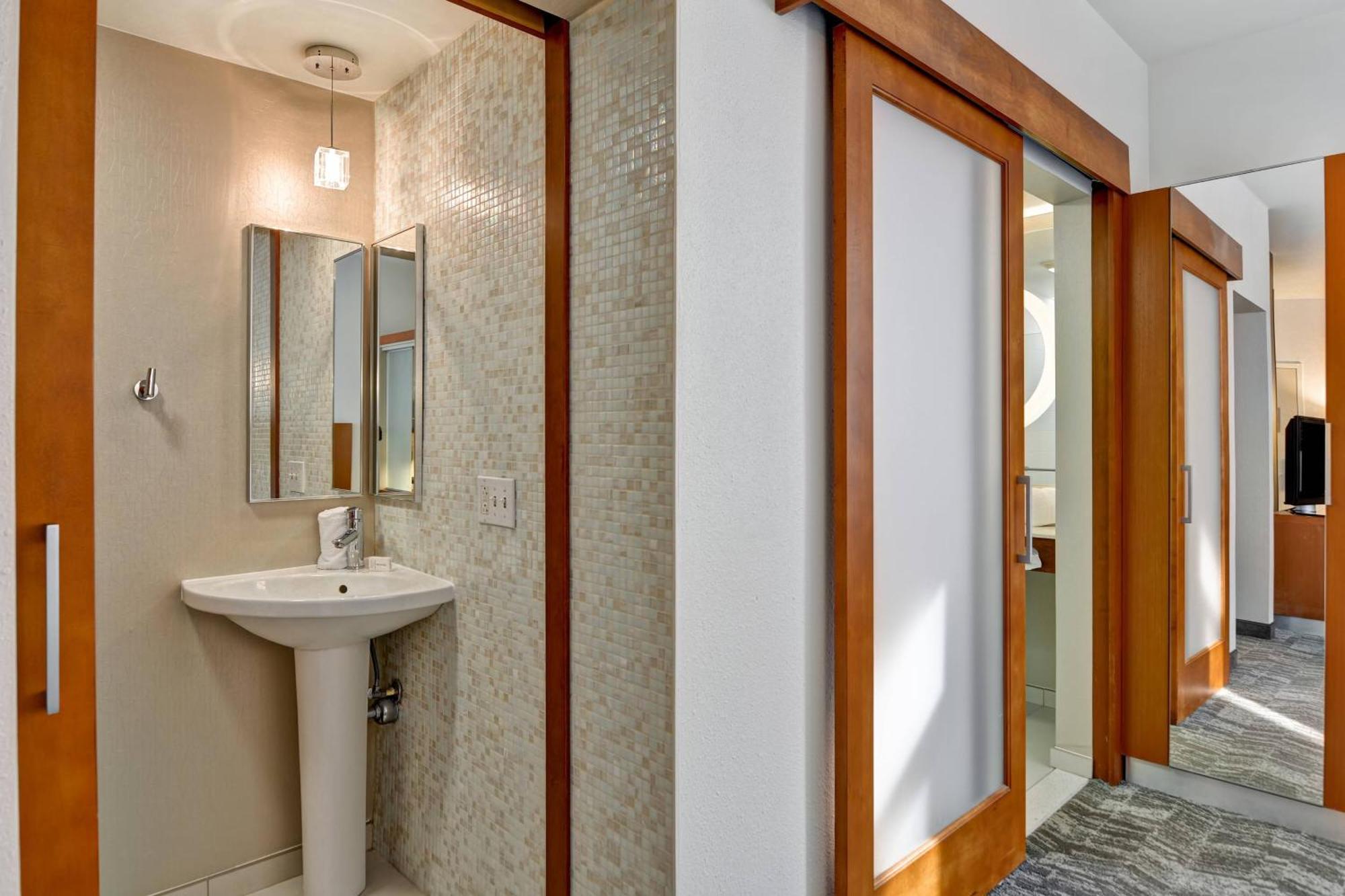 Springhill Suites By Marriott Cincinnati Midtown Bagian luar foto